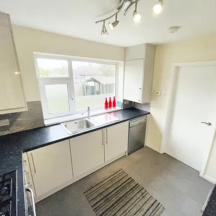 Image 3 - Gooseberry Hill, Luton, LU3 2LB, United Kingdom - House for rent