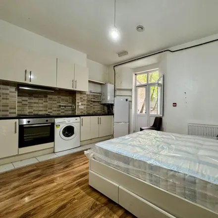 Rent this studio apartment on Blenheim Gardens in London, NW2 4NR