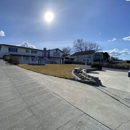 Image 1 - 3219 West Canal Drive, Kennewick, WA 99336, USA - House for sale