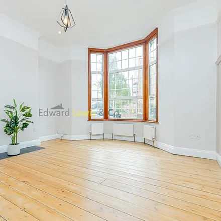 Rent this 4 bed apartment on Brooke Road in London, N16 7LS