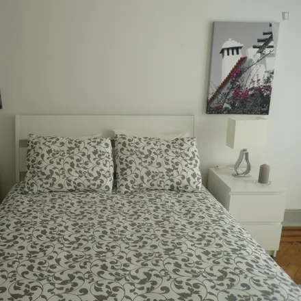 Rent this 4 bed room on Rua Pinheiro Chagas 46 in 1050-180 Lisbon, Portugal