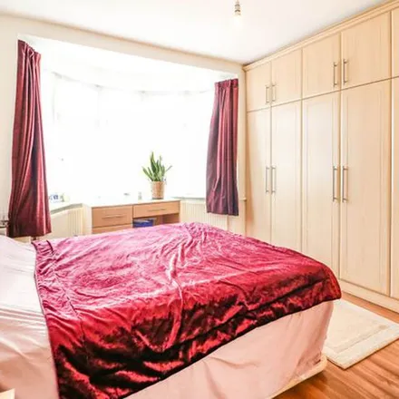 Image 2 - Campbell Avenue, London, IG6 1EB, United Kingdom - Apartment for rent