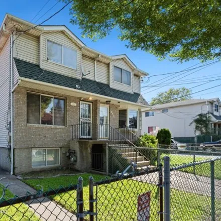 Buy this 3 bed house on 233 Tompkins Avenue in New York, NY 10304