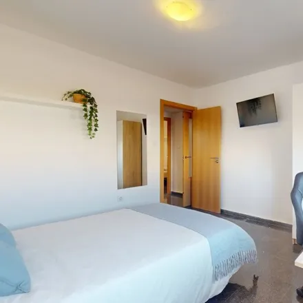 Rent this 4 bed room on Carrer d'Abén Al-Abbar in 16, 46021 Valencia