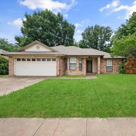 Rent this 3 bed house on 914 Pierce Arrow Drive in Arlington, TX 76001