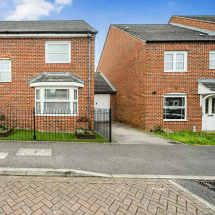 Buy this 3 bed duplex on Goldfinch Crescent in Bracknell, RG12 8BD