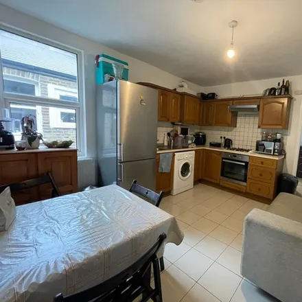 Image 1 - 98 Clifford Gardens, Brondesbury Park, London, NW10 3JP, United Kingdom - Apartment for rent