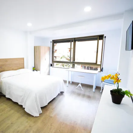 Rent this 5 bed room on Carrer del Mestre Sosa in 27, 46007 Valencia