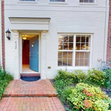 Rent this 3 bed apartment on 432 North Thomas Street in Buckingham, Arlington