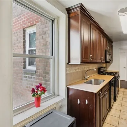 Image 4 - 18-70 211th Street, New York, NY 11360, USA - Apartment for sale