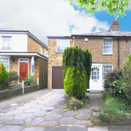 Buy this 3 bed duplex on 17 Avenue Road in Oakwood, London