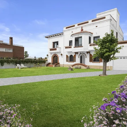 Buy this 8 bed house on Empiezapori S.L. (Diseño gráfico y web) in Carrer Font, 16