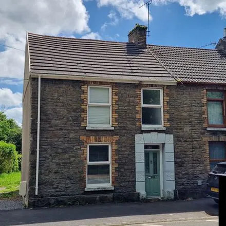 Rent this 3 bed townhouse on Co-op Food in 16-18 Afon Road, Llangennech