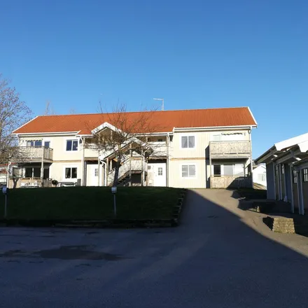 Rent this 4 bed apartment on Hallavägen in 451 34 Uddevalla, Sweden