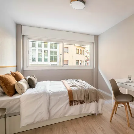 Rent this 4 bed room on Ping Ping in Avinguda de la Mare de Déu de Montserrat, 08001 Barcelona