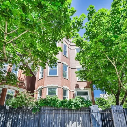 Buy this 3 bed townhouse on 1937 North Lincoln Avenue in Chicago, IL 60610