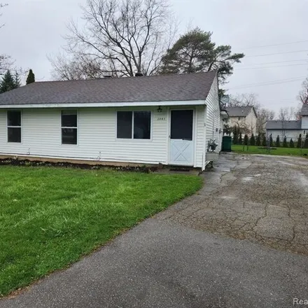 Buy this 3 bed house on 2689 Walnut Road in Auburn Hills, MI 48326