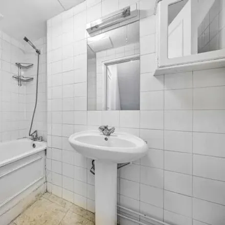 Image 9 - 16 Hillgate Place, London, W8 7ST, United Kingdom - Apartment for sale