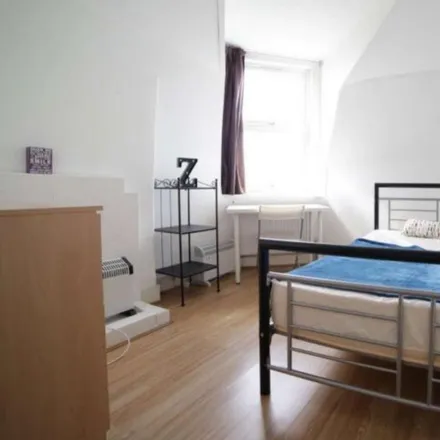 Rent this 6 bed room on Abbotsford Avenue in London, N15 3BS