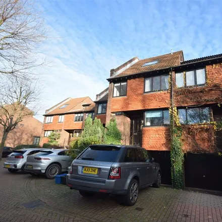 Rent this 4 bed townhouse on unnamed road in London, TW1 4SW