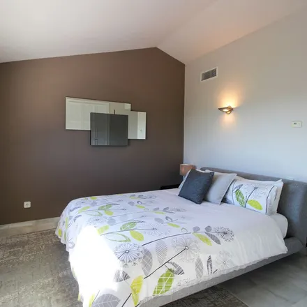 Rent this 5 bed townhouse on Club House Los Arqueros Golf Club in Calle de la Coma, 29679 Benahavís
