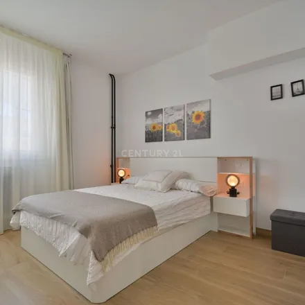 Rent this 2 bed apartment on Colegio de Educación Infantil y Primaria Alicia de Larrocha in Calle Río Guadarrama, 5