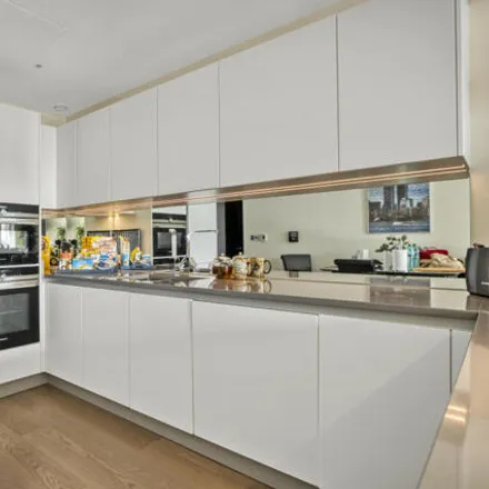 Image 7 - The Cascades, Sopwith Way, London, SW11 8NS, United Kingdom - Apartment for sale