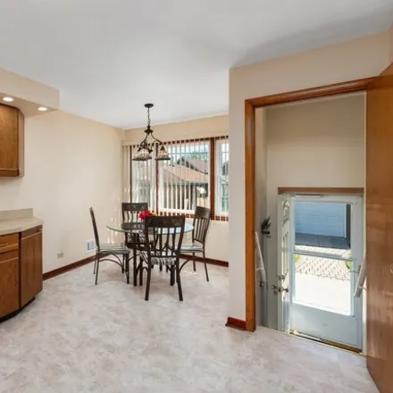 Image 6 - 5753 South Merrimac Avenue, Chicago, IL 60638, USA - House for sale