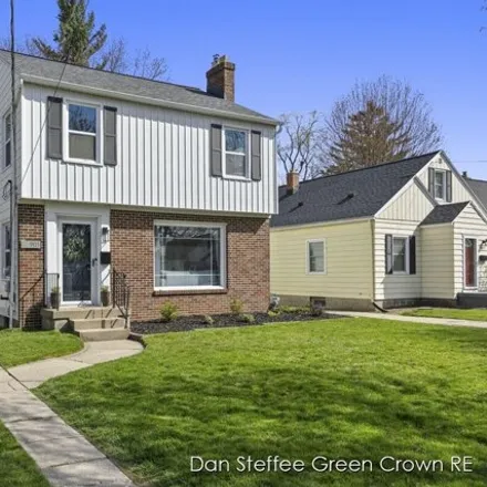 Buy this 3 bed house on 921 Walsh Street Southeast in Grand Rapids, MI 49507