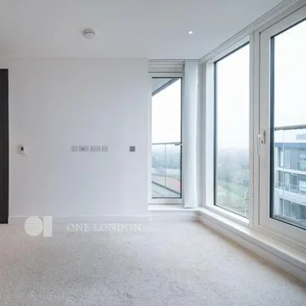 Image 7 - The Cascades, Sopwith Way, London, SW11 8NS, United Kingdom - Apartment for rent