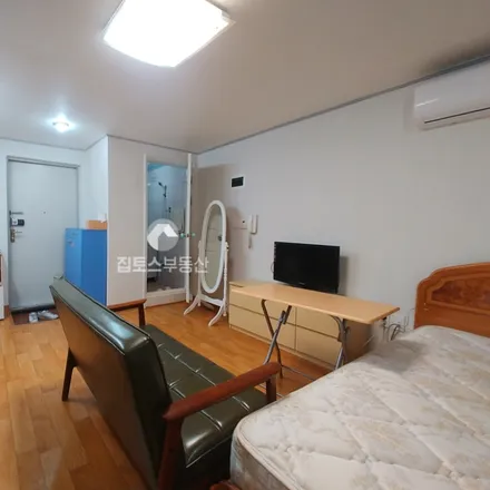 Rent this studio apartment on 서울특별시 송파구 송파동 37-1