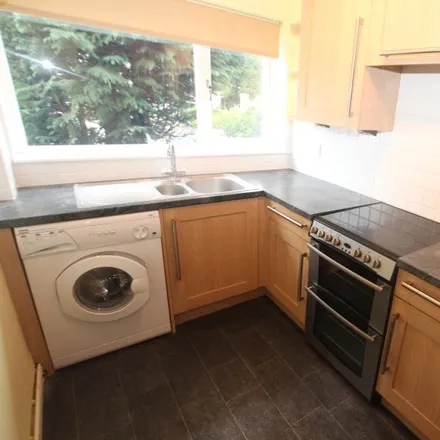 Image 3 - Sussex Court, High Street, Knaphill, GU21 2QD, United Kingdom - Townhouse for rent