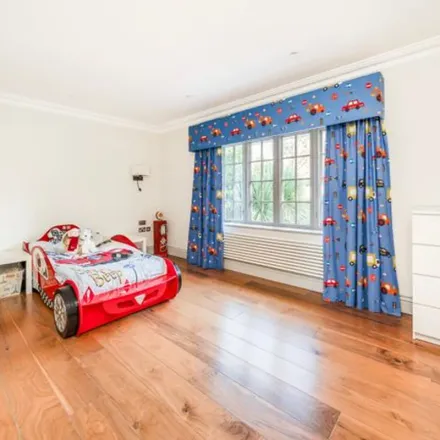 Rent this 6 bed apartment on Milnthorpe Road in London, W4 3DN