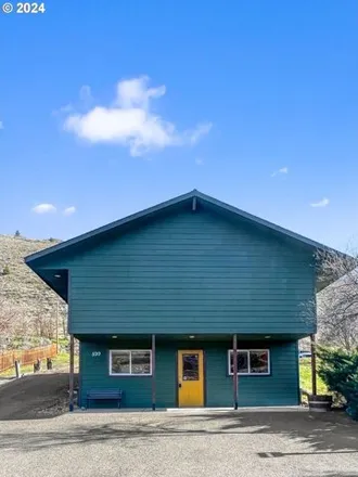 Buy this studio house on Oasis Cabin Resort in 609 The Dalles-California Highway, Maupin