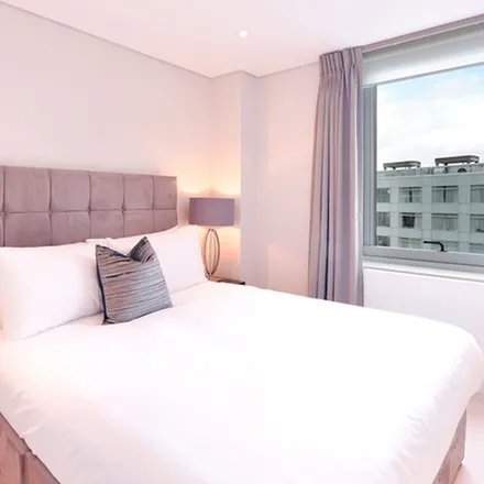 Rent this 4 bed apartment on 3 Merchant Square in London, W2 1AS