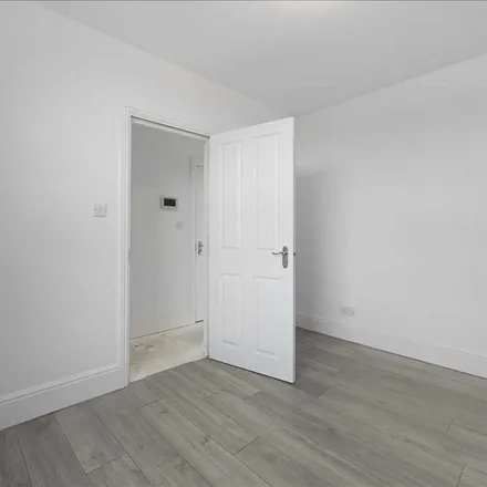 Image 3 - Burntwood Lane, Garratt Lane, London, SW17 0PD, United Kingdom - Apartment for rent