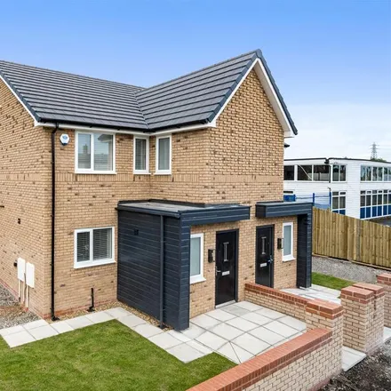 Rent this 3 bed duplex on St Theresa's Catholic Primary School in Cannon Street, St Helens