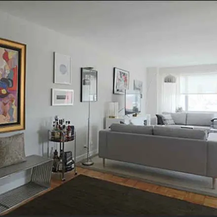Rent this 2 bed apartment on The Pavillion in York Avenue, New York