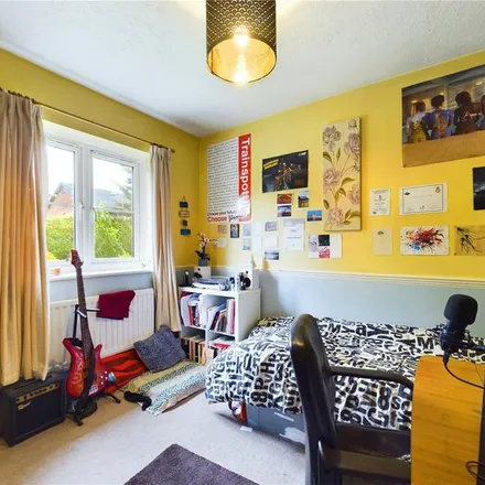 Rent this 4 bed townhouse on Coltsfoot Close in Burghfield Common, RG7 3JT