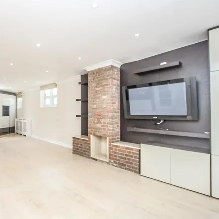 Rent this 3 bed house on Tenterden Grove in London, NW4 1DN
