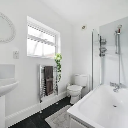 Image 9 - Crowborough Road, Southend-on-Sea, SS2 6LP, United Kingdom - Apartment for sale