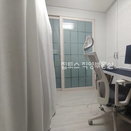 Rent this 2 bed apartment on 서울특별시 송파구 송파동 132