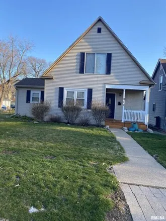Rent this 3 bed house on 916 East Pleasant Street in Davenport, IA 52803