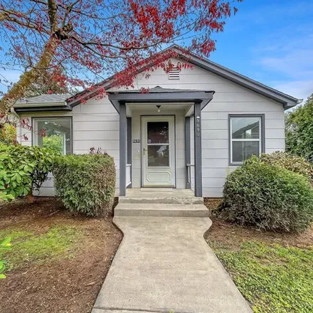 Buy this 3 bed house on 9690 Southeast 80th Avenue in Milwaukie, OR 97222