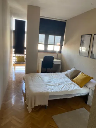 Rent this 5 bed room on Madrid in Oskar, Calle de Jacometrezo