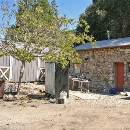 Buy this studio house on 17538 Trail N in Lake Hughes, Los Angeles County