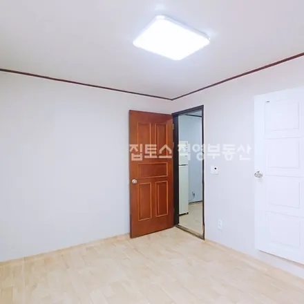 Rent this studio apartment on 서울특별시 서초구 반포동 721-16