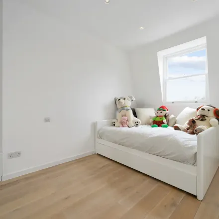 Rent this 3 bed apartment on 72 Queen's Gate in London, SW7 5JU