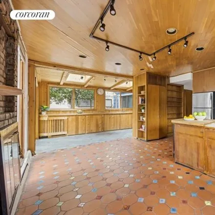 Image 6 - 335 East 17th Street, New York, NY 11226, USA - House for sale