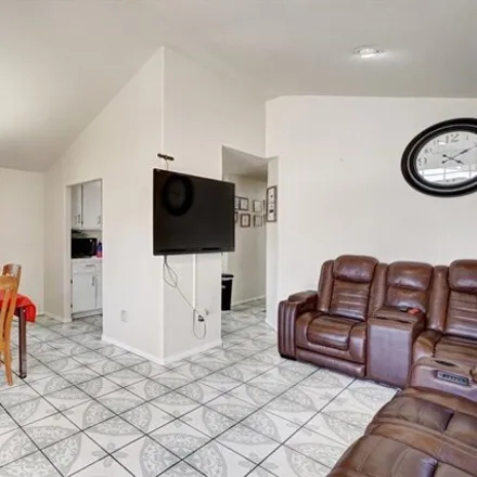 Image 6 - 1264 North Wilmington Boulevard, Los Angeles, CA 90744, USA - House for sale